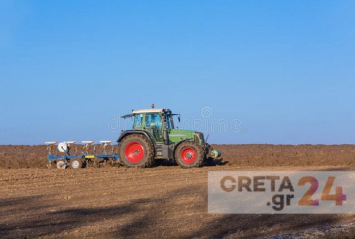 Ηράκλειο: Άγνωστος μπήκε με το τρακτέρ στο γήπεδο και…το όργωσε