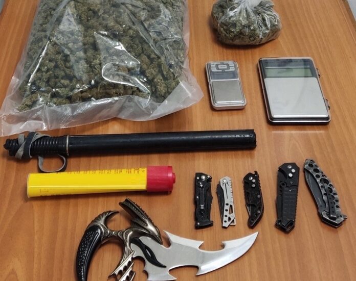 Θεσσαλονίκη: 22χρονος έκρυβε 1 κιλό κάνναβη και μαχαίρια στο σπίτι του (φωτο)