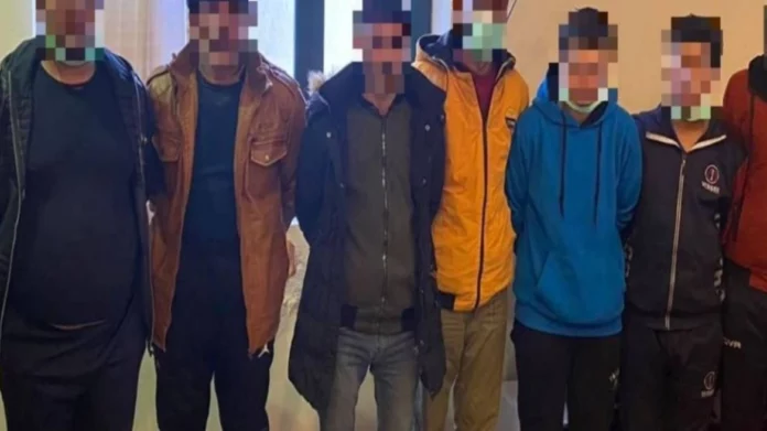 Χανιά: Προσωρινά κρατούμενοι οι 6 από τους 7 διακινητές που μετέφεραν παράνομα 483 μετανάστες στην Παλαιόχωρα