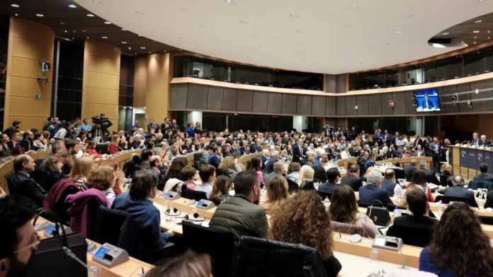 EUobserver για ευρωκοινοβούλιο: Διαφθορά παντού – Ολόκληρες ομάδες ευρωβουλευτών «ανήκουν» σε αυταρχικά καθεστώτα