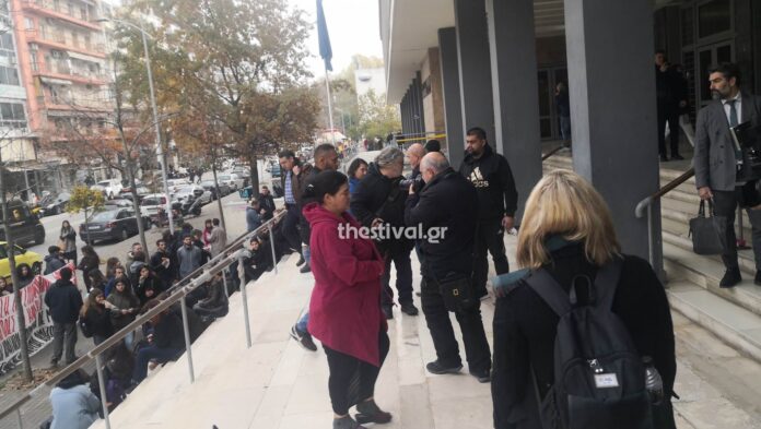 Θεσσαλονίκη: Στα δικαστήρια συνοδεία του δικηγόρου τους οι γονείς του 16χρονου που πυροβολήθηκε από αστυνομικό (video)