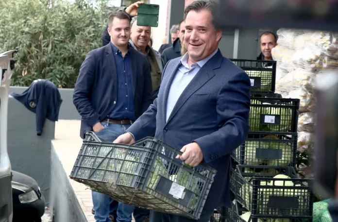 Και αχθοφόρος σήμερα! Τι άλλο θα κάνει για να μας πείσει ότι όλα πάνε καλά…