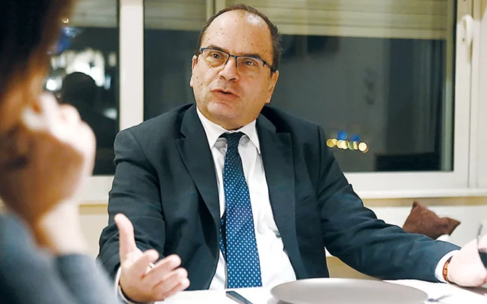 Το αυθόρμητο χειροκρότημα των Συνταγματολόγων στον Πρόεδρο της ΑΔΑΕ Χρήστο Ράμμο