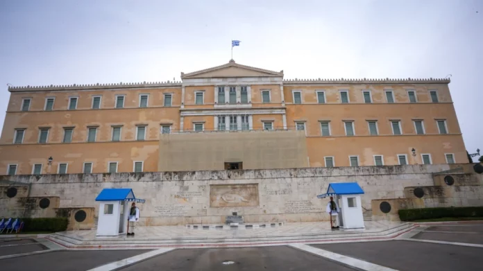 Μαθήτρια προσπάθησε να μπει στη Βουλή με μαχαίρι
