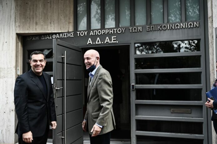 Επίσκεψη Τσίπρα στην ΑΔΑΕ: “Με τους θεσμούς και την εθνική ασφάλεια δεν παίζουμε”