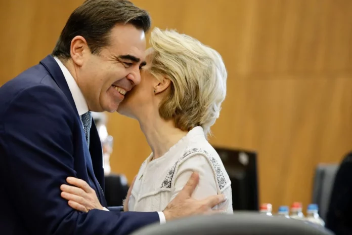 «Δεν απαντάς στις ερωτήσεις μας» – Έκρηξη των δημοσιογράφων κατά φον Ντερ Λάιεν για Σχοινά