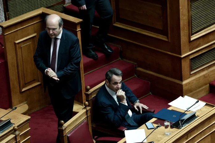 Δεν διαψεύδουν την παρακολούθηση, αλλά (μετά τον ανηψιό) τώρα φταίει η ΕΥΠ