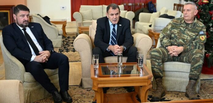 Υπουργός Άμυνας: Παρακολουθούσαν τον αρχηγό ΓΕΕΘΑ; Ε, και; Όλους μας παρακολουθούν