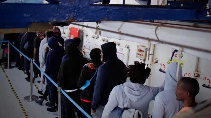 Μεσόγειος: Άδεια να ελλιμενιστεί στην Ιταλία ή στη Μάλτα ζητεί πλοίο ΜΚΟ με 261 μετανάστες