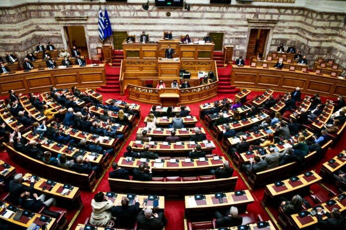 Προϋπολογισμός στη Βουλή: Η κυβέρνηση πάλι με «την αγωνία του τερματοφύλακα πριν από το πέναλτι»