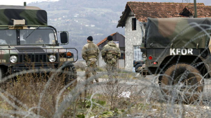 Πυροβολισμοί και μάχες αστυνομικών με Σέρβους διαδηλωτές στο Κόσοβο