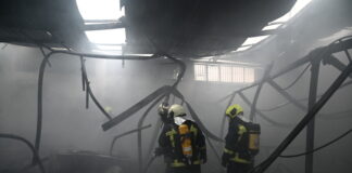 Ασπρόπυργος: Εμπρησμό καταγγέλλει ο ιδιοκτήτης του εργοστασίου με τα πολυεστερικά – «Είναι από τους Ρομά»