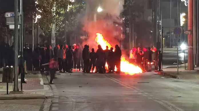 Μενίδι: 10 αστυνομικοί τραυματίστηκαν στα επεισόδια από τους Ρομά – Οι τέσσερις από σκάγια-(VIDEO-ΦΩΤΟ)