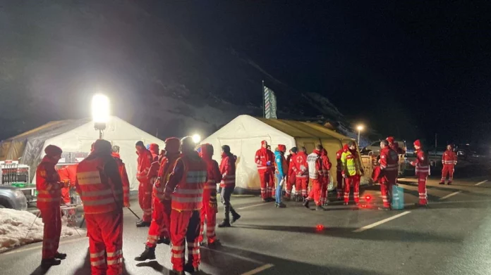 Αυστρία: Σώοι οι 8 σκιέρ που θάφτηκαν από χιονοστιβάδα, αναζητούνται δύο