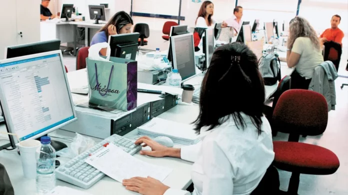 Δημόσιο: Αλλάζουν όλα για 200.000 υπαλλήλους – Έρχονται μπόνους και… επανεκπαίδευση