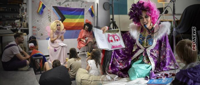 Πραγματοποιήθηκε η εκδήλωση με drag-queen που διάβασε «παραμύθι» σε παιδιά – Παρευρέθηκαν εκπρόσωποι από ΣΥΡΙΖΑ και ΠΑΣΟΚ