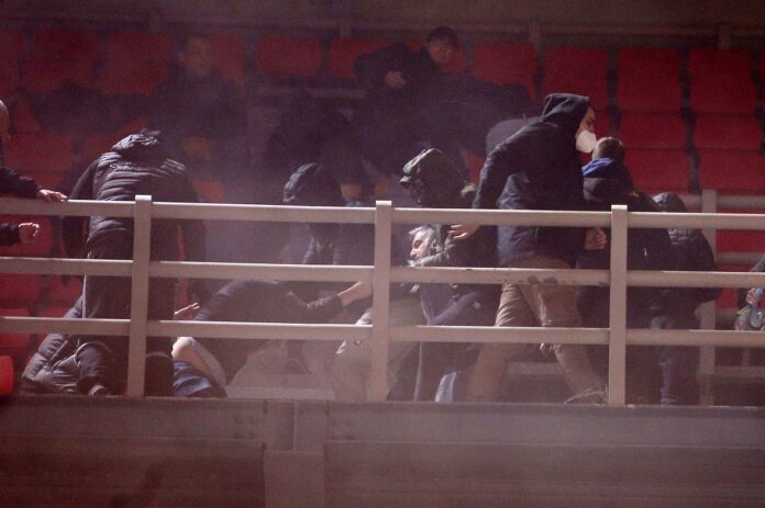 Ξύλο μεταξύ ΑΕΚτζήδων και Ιταλών στο κλειστό των Λιοσίων – “Μάχες” σώμα με σώμα και τραυματίες (VIDEO-ΦΩΤΟ)