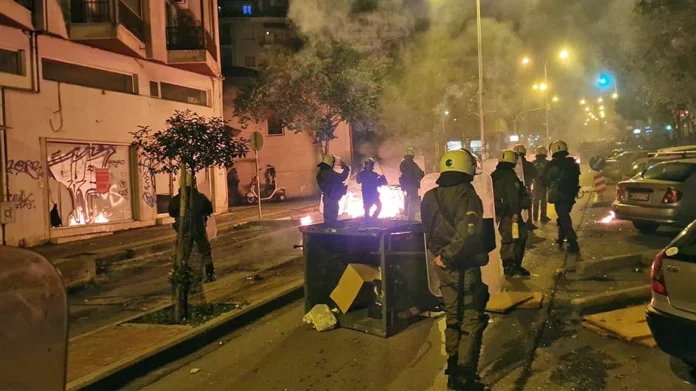 Θεσσαλονίκη: «Βομβαρδισμένο» τοπίο μετά τα επεισόδια – Στο χειρουργείο αστυνομικός-(VIDEO-ΦΩΤΟ)