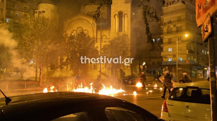 Επεισόδια στο κέντρο της Θεσσαλονίκης μεταξύ αντιεξουσιαστών και ΜΑΤ- (VIDEO)