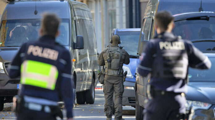 Γερμανία: Χαροπαλεύει ο αστυνομικός που επιχείρησε να ακινητοποιήσει τον δράστη επίθεσης με μαχαίρι εναντίον πολιτικού