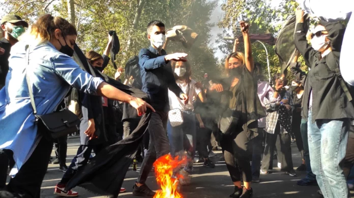 Ιράν: Πέντε καταδίκες σε θάνατο για τον φόνο ενός μέλους πολιτοφυλακής