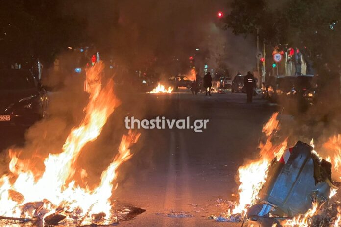 Θεσσαλονίκη: Οδοφράγματα και φωτιές στην Κωνσταντινουπόλεως – Αναποδογύρισαν αυτοκίνητο (video)