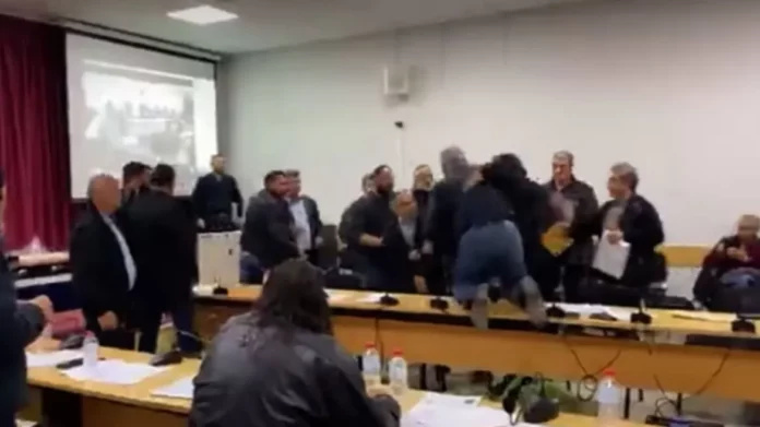 Κρήτη: Χαμός στο δημοτικό συμβούλιο Γόρτυνας, πιάστηκαν στα χέρια – (VIDEO)