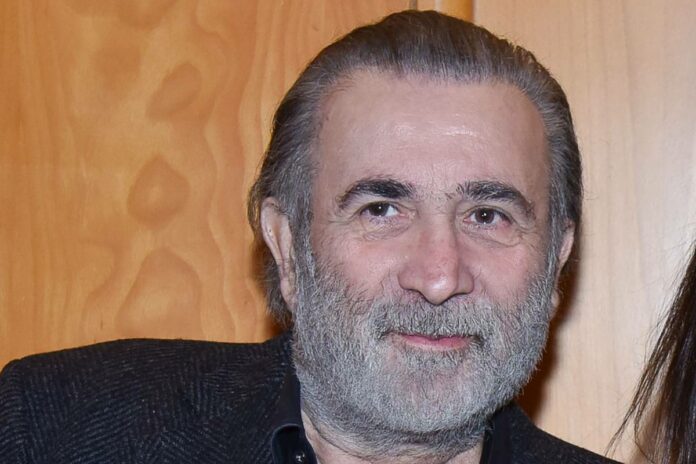 Λάκης Λαζόπουλος: Τα ‘μαθες για τα Τέμπη και… τον Μέγα Αλέξανδρο ; – (VIDEO)