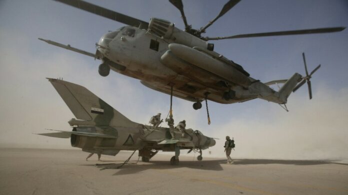 Πρώην πιλότος των Αμερικανών Πεζοναυτών κατηγορείται για εξαγωγή αμυντικών υπηρεσιών στην Κίνα