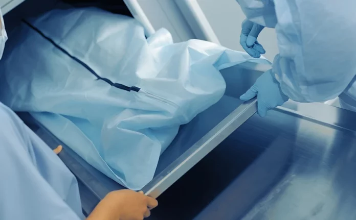 Άνδρας έμεινε για 5 ώρες μέσα σε σακούλα πτωμάτων σε γραφείο τελετών – Οι γιατροί τον δήλωσαν καταλάθος νεκρό