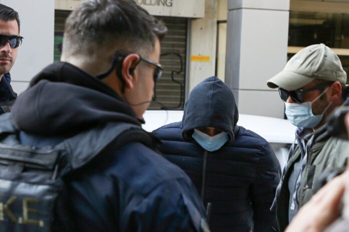 Γυναικοκτονία στον Πειραιά: “Μου είπε ότι θα βρει άλλον άντρα, έβγαλα το όπλο και την πυροβόλησα” λέει ο δολοφόνος