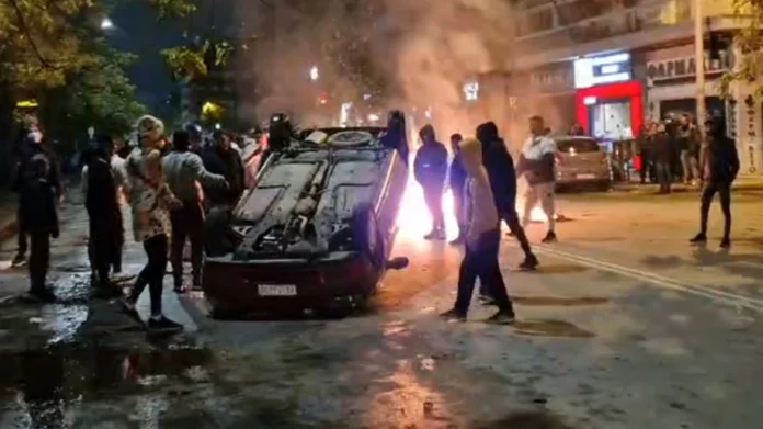 Ξέσπασμα βίας από Ρομά στη Θεσσαλονίκη – Αναποδογύρισαν αυτοκίνητα, ανάβουν φωτιές-(VIDEO)
