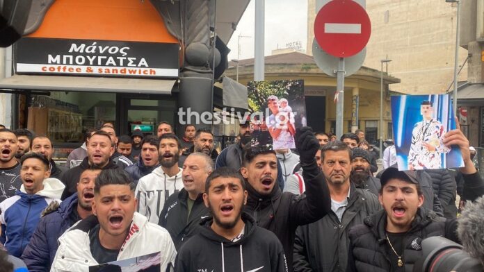 Θεσσαλονίκη: “Δεν ήταν η βενζίνη δεν ήταν τα λεφτά” – Συγκέντρωση Ρομά έξω από τα δικαστήρια για τον 16χρονο (VIDEO)