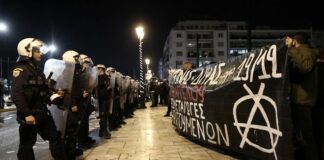 Συγκέντρωση αντιεξουσιαστών στο Σύνταγμα για τον απεργό πείνας και δίψας Θάνο Χατζηαγγέλου