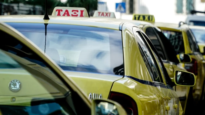 Σκρέκας: «Ενισχύουμε με 22.500 ευρώ την αντικατάσταση 2.000 παλαιών ταξί με νέα ηλεκτρικά οχήματα»