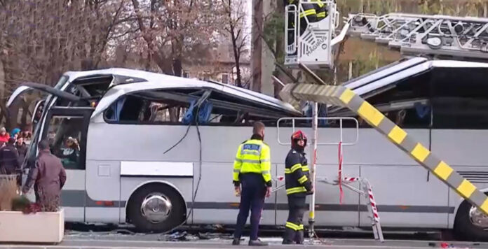 Δυστύχημα στο Βουκουρέστι: “Ο οδηγός δεν μπόρεσε να δει την προειδοποιητική πινακίδα καθώς την έκρυβε άλλο λεωφορείο” – Πού αποδίδει τις ευθύνες ο δικηγόρος του