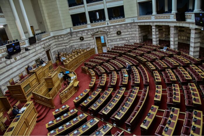 Βουλή: Παύονται οι υποδιοικητές της ΕΥΠ – Υπερψηφίστηκε το νομοσχέδιο