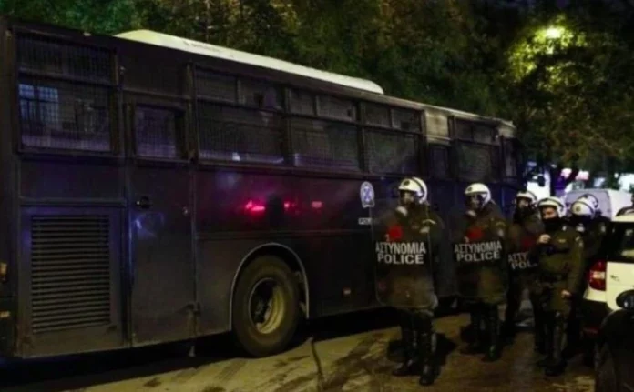 Ολυμπιακός – Παναθηναϊκός: Επεισόδια έξω από το ΣΕΦ με οπαδούς και αστυνομία