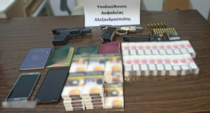 Αλεξανδρούπολη: Έκρυβαν στο αμάξι τους πιστόλια και 45 πακέτα λαθραία τσιγάρα