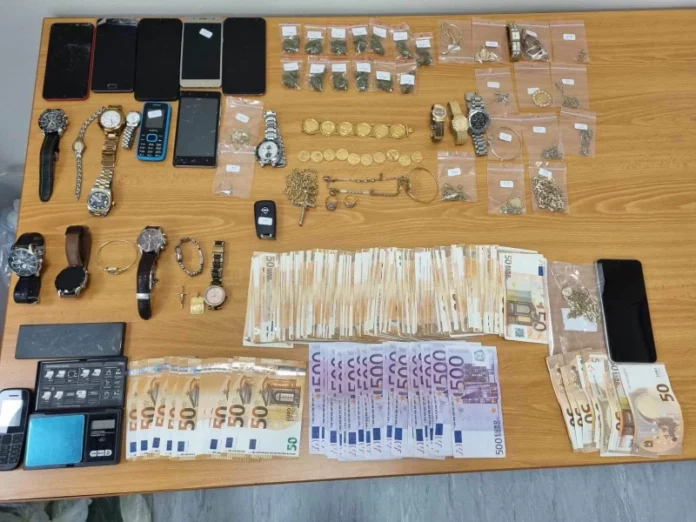 Έκρυβε σε ηλεκτρική σκούπα 22.000 ευρώ μέλος της σπείρας που έπαιζε τους ενοικιαστές