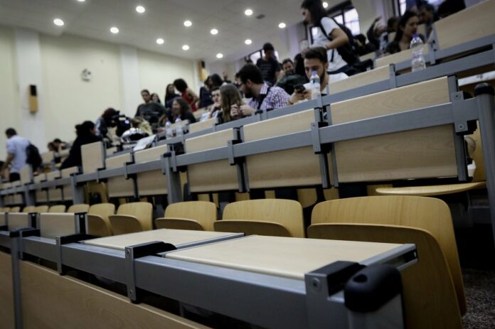 Στα «κάγκελα» ξανά οι φοιτητές του Ανοικτού Πανεπιστημίου για την απονομή των πτυχίων
