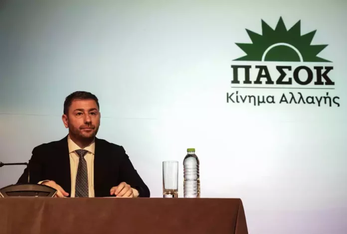 Ασφυκτική πίεση στο… ΠΑΣΟΚ: Ο δύσβατος δρόμος προς τις εκλογές – Δημοσκοπικές απώλειες και στρατηγική τα μεγάλα «αγκάθια»