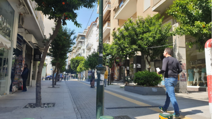 Πειραιάς: Καταγγελία για επιθέσεις άντρα σε πλανόδιους πωλητές στον πεζόδρομο της Σωτήρος