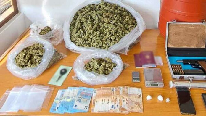 Χειροπέδες από την Καλαμάτα για διακινητή ναρκωτικών στην Αθήνα