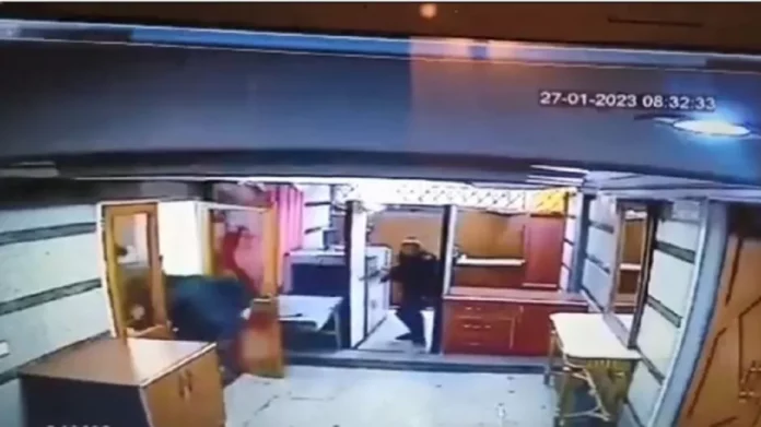 Ιράν: Καρέ-καρέ η στιγμή που ένοπλος ανοίγει πυρ στην πρεσβεία του Αζερμπαϊτζάν – Ένας νεκρός