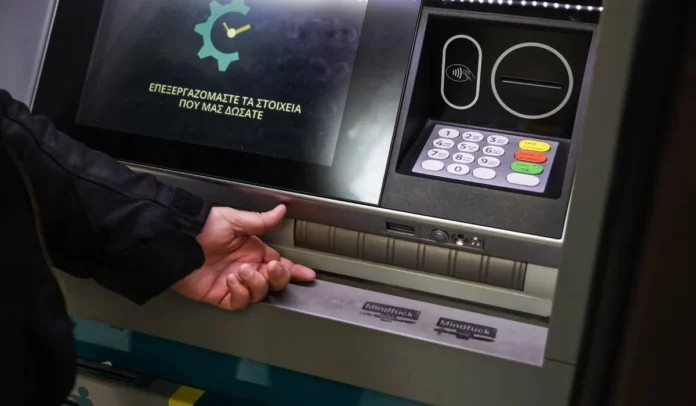 Αυξήσεις: «Παγωνιά» μπροστά στα ΑΤΜ για 900.000 συνταξιούχους