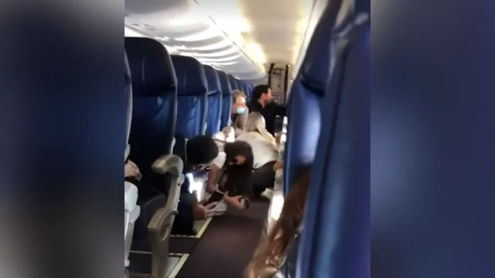 Μεξικό: Χάος σε αεροπλάνο που δέχθηκε πυρά μετά την «κινηματογραφική» σύλληψη του γιου του «Ελ Τσάπο» – Δείτε βίντεο