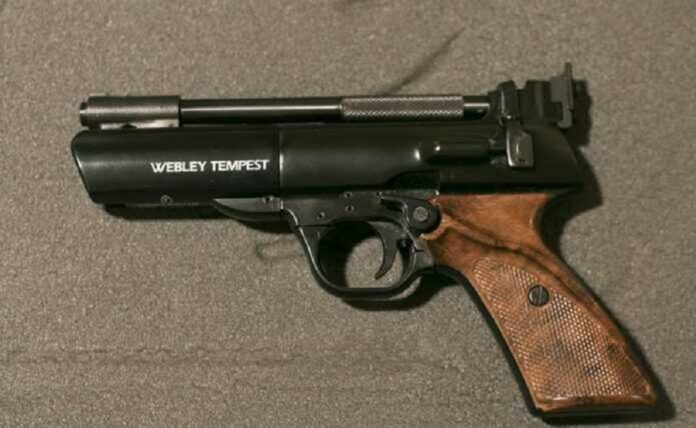 Θεσσαλονίκη: Συνελήφθη 15χρονος με αεροβόλι πιστόλι – Χειροπέδες και στη μητέρα του