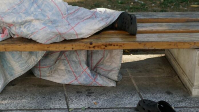 Τρόμος στη Θεσσαλονίκη για τον άστεγο που μαχαίρωσε άστεγο – Ασύλληπτος παραμένει ο δράστης