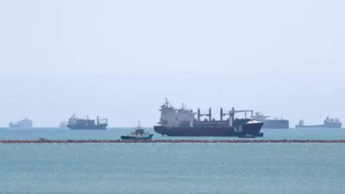 Αίγυπτος: Φορτηγό πλοίο προσάραξε προσωρινά στη Διώρυγα του Σουέζ